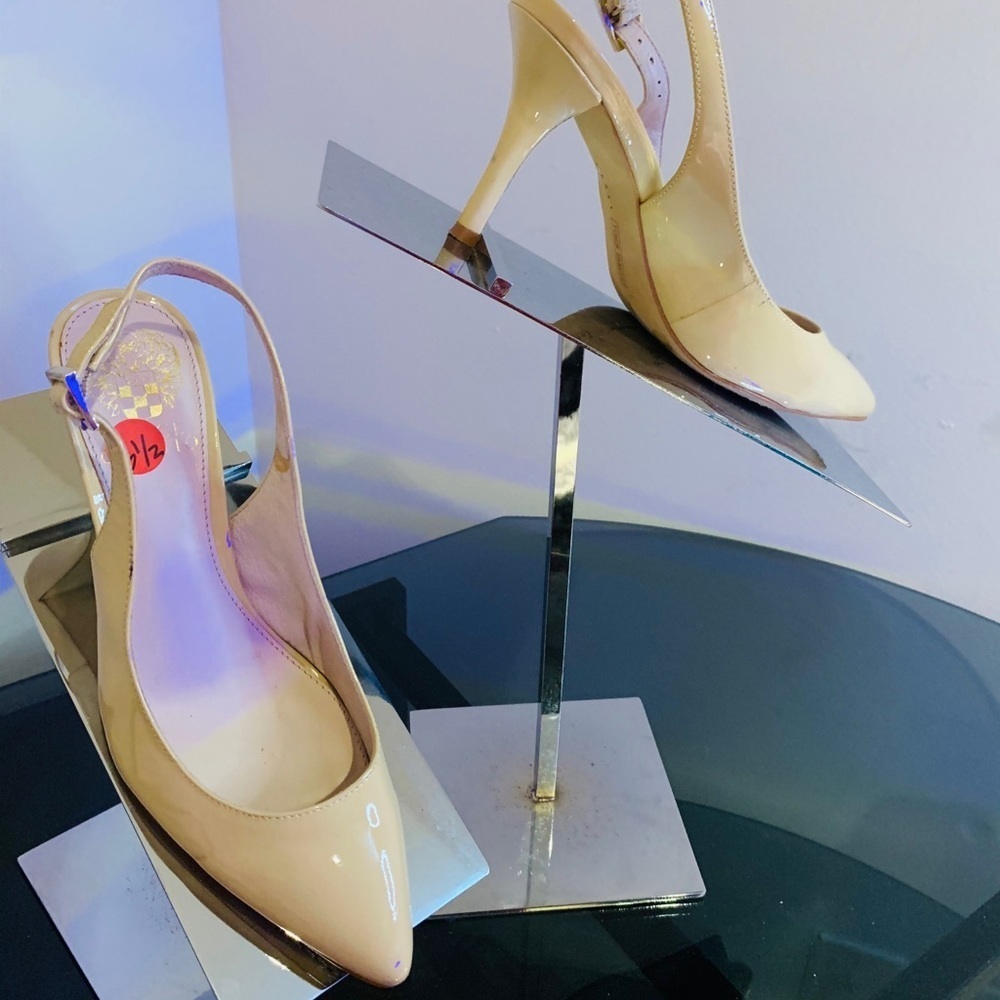S68- 💰💰SALE💰 Vince Camuto beige sling back size 6.5